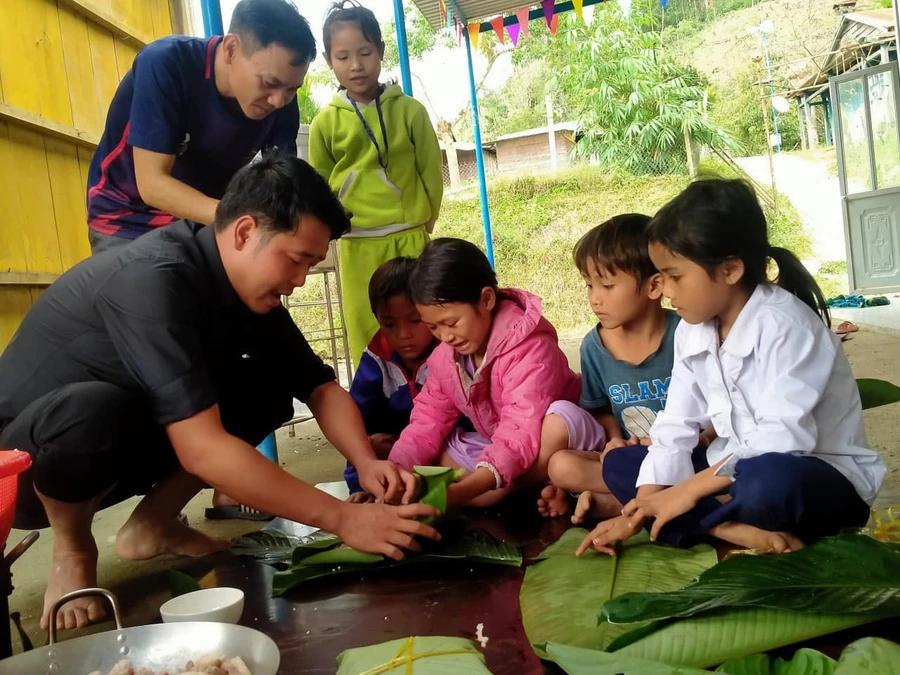 Mang Tết lên núi được tổ chức tại các điểm trường lẻ còn nhiều khó khăn của huyện miền núi Nam Trà My (Quảng Nam).