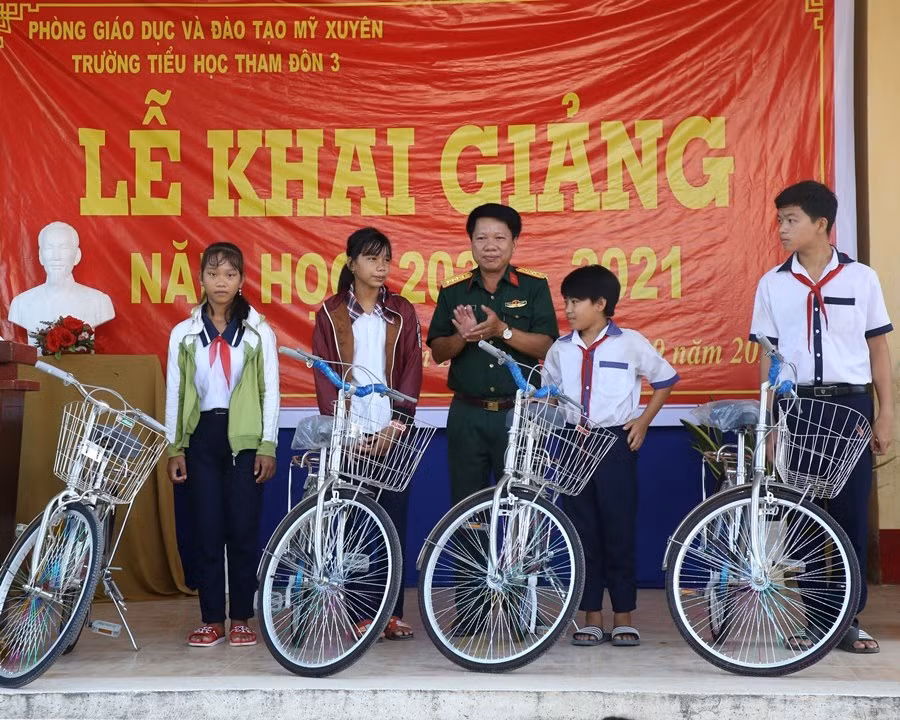 Đại tá Đỗ Tiến Sĩ, Chính ủy Bộ CHQS tỉnh trao quà và học bổng cho HS Trường TH Tham Đôn 3.