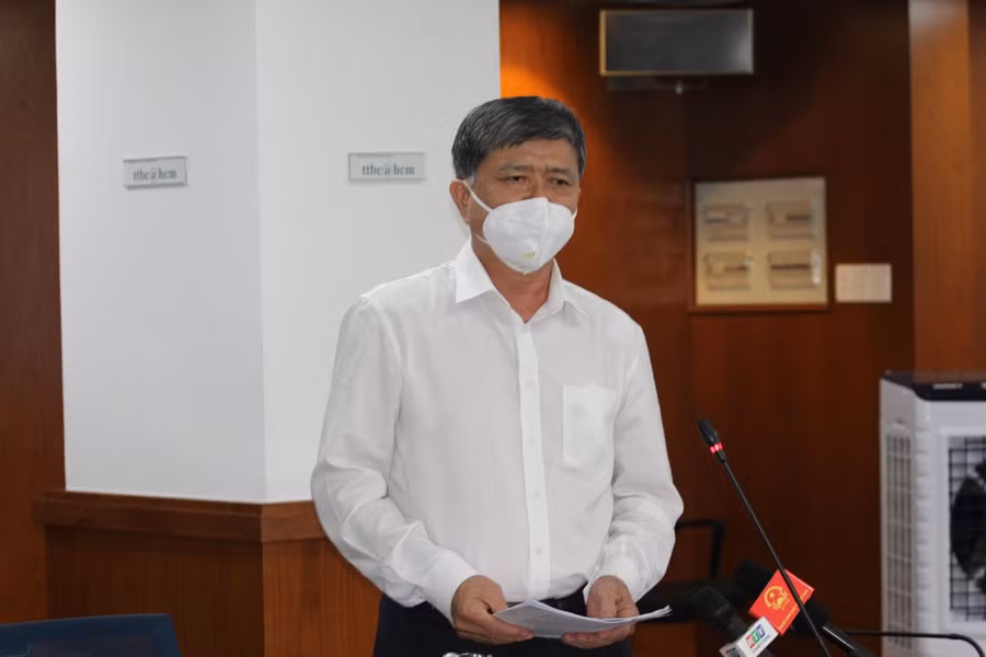 Ông Nguyễn Văn Hiếu, Giám đốc Sở GD&amp;ĐT TP.HCM thông tin tại buổi họp báo chiều 7/10. Ảnh T.Nhân