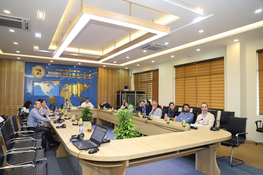 Các nhà khoa học trình bày tham luận tại các tiểu ban. Các nhà khoa học trình bày tham luận tại các tiểu ban.