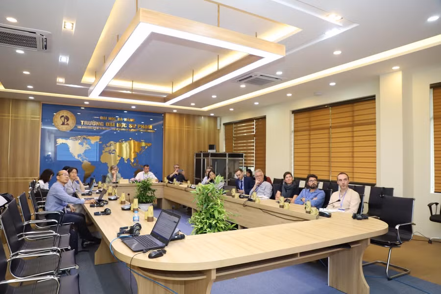 Các nhà khoa học trình bày tham luận tại các tiểu ban.