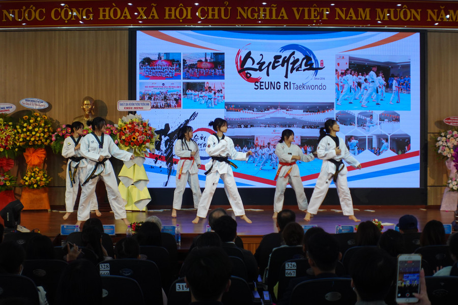 Tiết mục biểu diễn của sinh viên trong Lễ khai mạc chuỗi các sự kiện nhân kỷ niệm 30 năm quan hệ ngoại giao Việt Nam - Hàn Quốc và 576 năm Ngày Chữ Hàn.