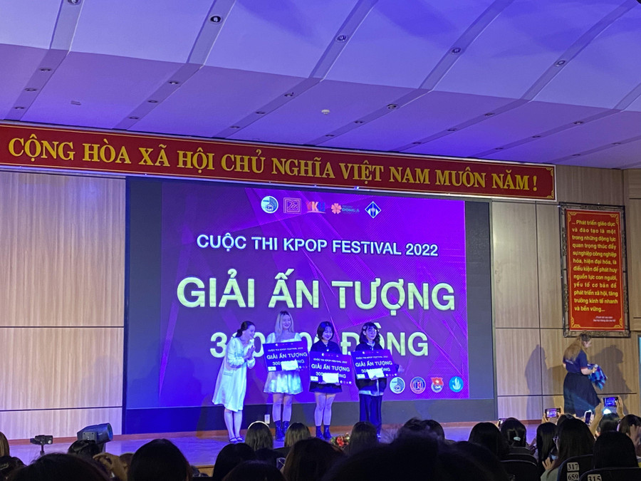 Trao giải Ấn tượng cho đội dự thi Kpop Festival 2022 tại chuỗi sự kiện.
