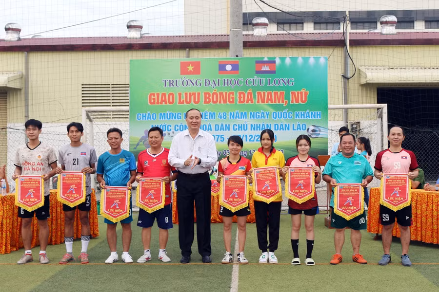 TS Nguyễn Thanh Dũng - Phó Hiệu trưởng Trường ĐH Cửu Long tặng cờ lưu niệm cho các đội tham gia hội thao.