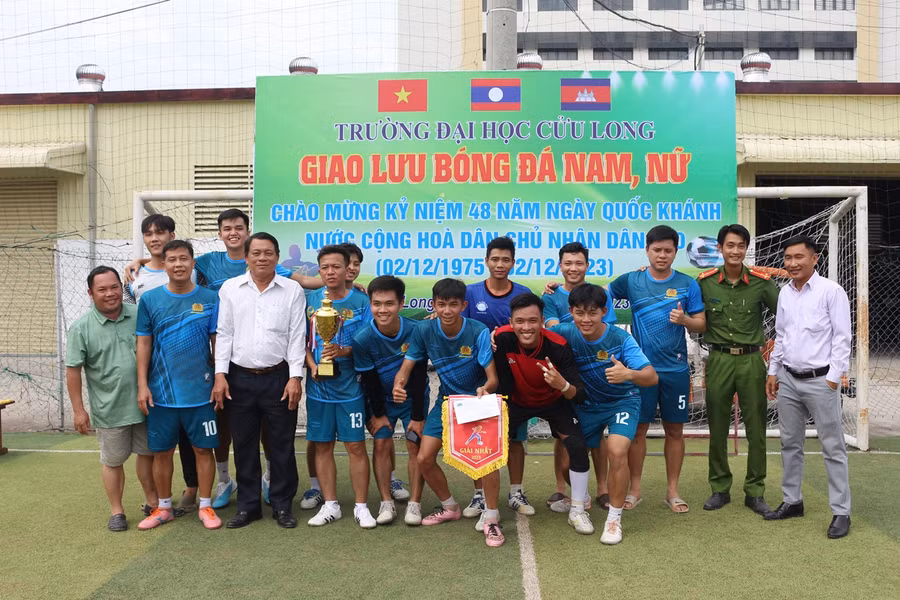 Ban tổ chức trao giải Nhất nội dung bóng đá mini nam. Ban tổ chức trao giải Nhất nội dung bóng đá mini nam.