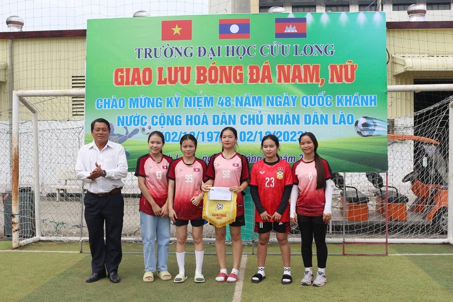 Ban tổ chức trao giải Nhì cho đội Lào ở nội dung bóng đá mini nữ. Ban tổ chức trao giải Nhì cho đội Lào ở nội dung bóng đá mini nữ.