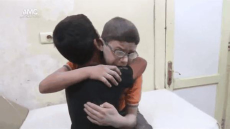 Thi thể cứng đờ phủ bụi trắng của em bé Syria sau cuộc không kích khiến thế giới chết lặng - Ảnh 8 Thi the cung do phu bui trang cua em be Syria sau cuoc khong kich khien the gioi chet lang - Anh 8