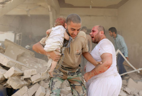 Thi thể cứng đờ phủ bụi trắng của em bé Syria sau cuộc không kích khiến thế giới chết lặng - Ảnh 3 Thi the cung do phu bui trang cua em be Syria sau cuoc khong kich khien the gioi chet lang - Anh 3
