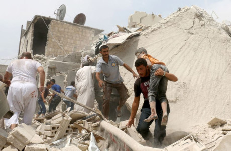 Thi thể cứng đờ phủ bụi trắng của em bé Syria sau cuộc không kích khiến thế giới chết lặng - Ảnh 6 Thi the cung do phu bui trang cua em be Syria sau cuoc khong kich khien the gioi chet lang - Anh 6