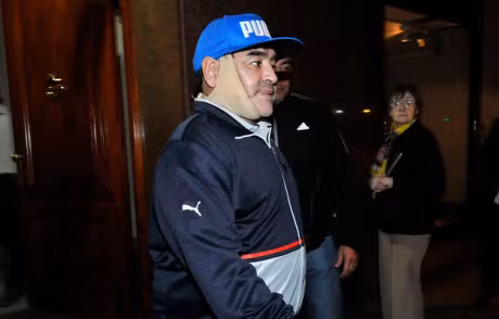 Maradona phau thuat nang mat de xung voi nguoi tinh tre - Anh 1