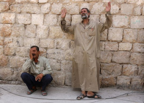 Thi thể cứng đờ phủ bụi trắng của em bé Syria sau cuộc không kích khiến thế giới chết lặng - Ảnh 9 Thi the cung do phu bui trang cua em be Syria sau cuoc khong kich khien the gioi chet lang - Anh 9