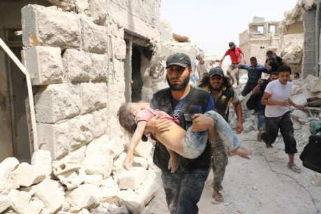 Thi thể cứng đờ phủ bụi trắng của em bé Syria sau cuộc không kích khiến thế giới chết lặng - Ảnh 5 Thi the cung do phu bui trang cua em be Syria sau cuoc khong kich khien the gioi chet lang - Anh 5