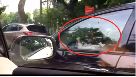 CSGT dang vao cuoc xac minh vu be gai lai xe bien xanh tren pho - Anh 1