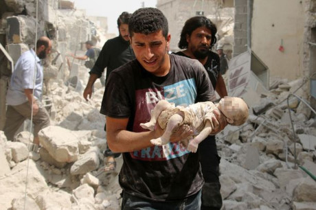 Thi thể cứng đờ phủ bụi trắng của em bé Syria sau cuộc không kích khiến thế giới chết lặng - Ảnh 1 Thi the cung do phu bui trang cua em be Syria sau cuoc khong kich khien the gioi chet lang - Anh 1
