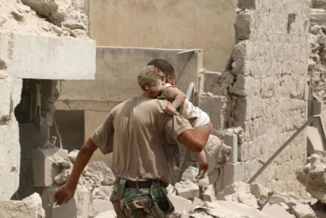 Thi thể cứng đờ phủ bụi trắng của em bé Syria sau cuộc không kích khiến thế giới chết lặng - Ảnh 2 Thi the cung do phu bui trang cua em be Syria sau cuoc khong kich khien the gioi chet lang - Anh 2