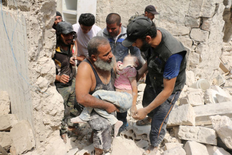 Thi thể cứng đờ phủ bụi trắng của em bé Syria sau cuộc không kích khiến thế giới chết lặng - Ảnh 4 Thi the cung do phu bui trang cua em be Syria sau cuoc khong kich khien the gioi chet lang - Anh 4