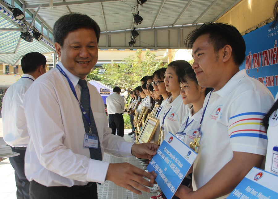 Đại diện Trường ĐH Nguyễn Tất Thành trao học bổng cho HS tiêu biểu tại cụm 8