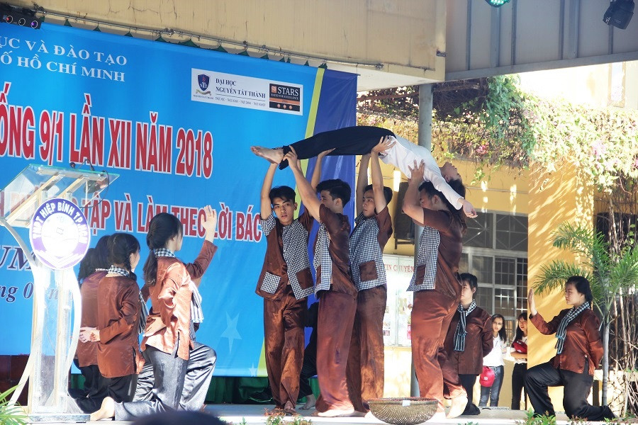 Học sinh Trường THPT Hiệp Bình, Q.Thủ Đức diễn hoạt cảnh về chị Võ Thị Sáu