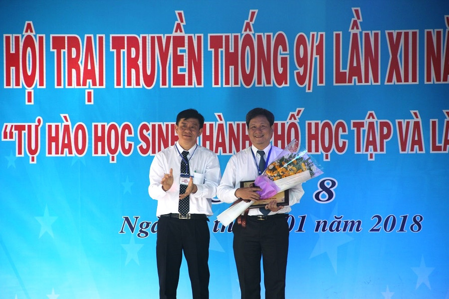Đại diện Trường ĐH Nguyễn Tất Thành nhận hoa và kỷ niệm chương của Ban tổ chức Hội trại cụm 8
