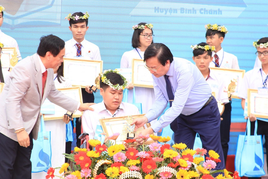 Tuyên dương các HS tiêu biểu tại cụm 4