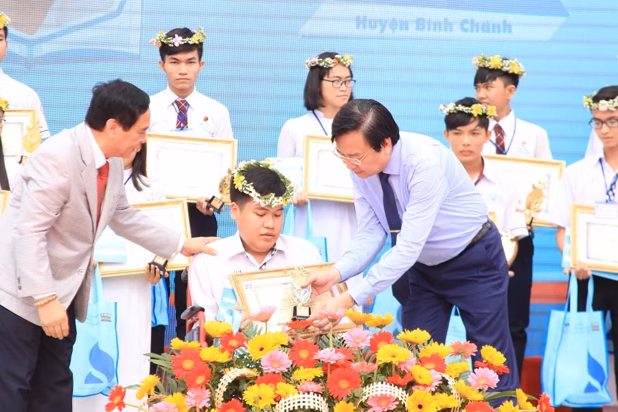 Tuyên dương các HS tiêu biểu tại cụm 4