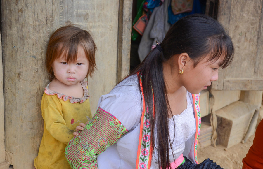 Việc làm mẹ khi chưa đủ tuổi khiến nhiều đứa trẻ sinh ra không được đăng ký khai sinh.