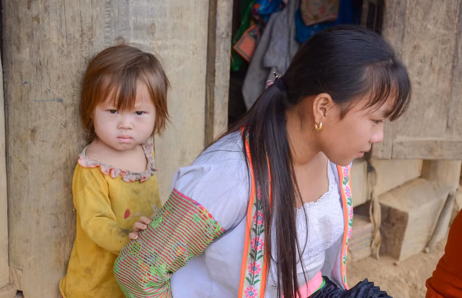 Việc làm mẹ khi chưa đủ tuổi khiến nhiều đứa trẻ sinh ra không được đăng ký khai sinh.