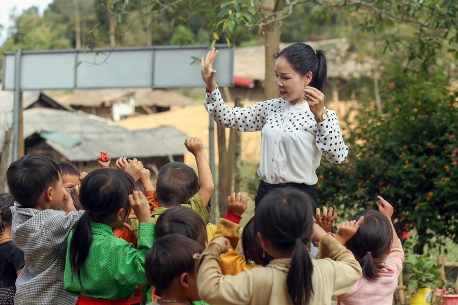 Nhiều học sinh đồng bào dân tộc thiểu số ở vùng khó khi nhập học đều “nợ” giấy tờ, hồ sơ.