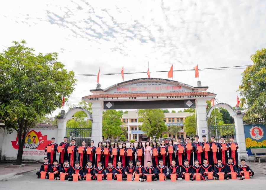 Tập thể lớp 9/1, Trường THCS Lê Văn Thiêm (TP Hà Tĩnh).