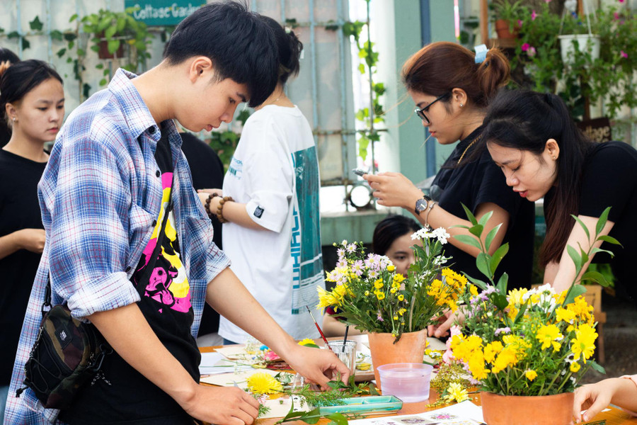 Sinh viên tham gia lớp học ép hoa do Viện Nghiên cứu và Đào tạo Việt – Anh (ĐH Đà Nẵng) tổ chức.