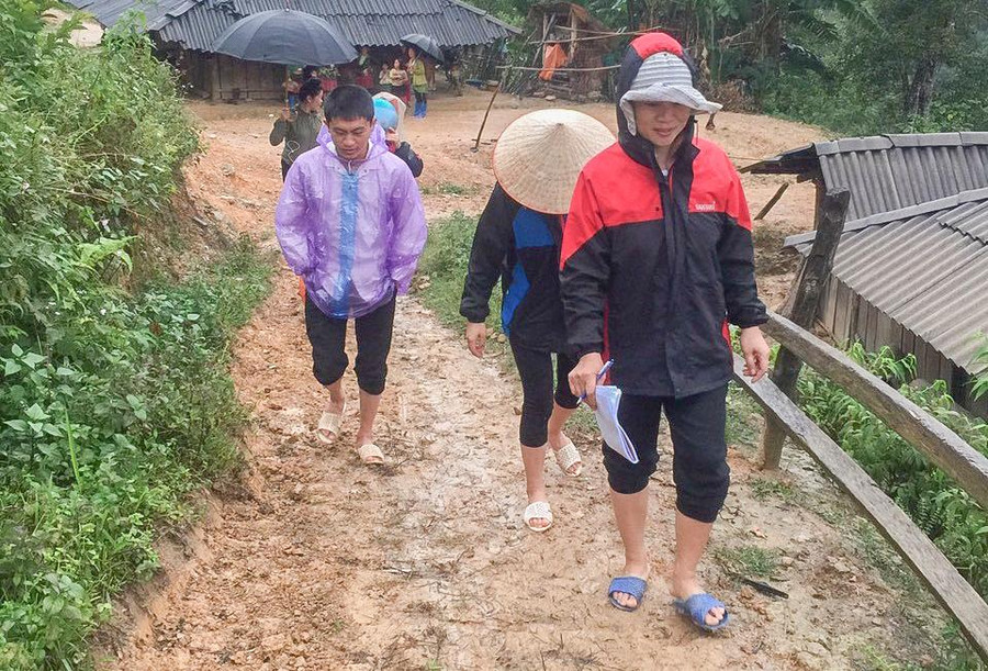 Giáo viên thường phải hỗ trợ, thậm chí phải làm thay nhiệm vụ của phụ huynh để bảo đảm quyền lợi cho học sinh.