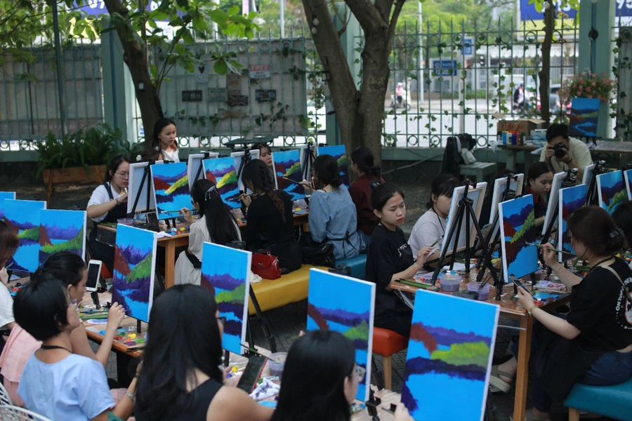 Sinh viên Viện Nghiên cứu và Đào tạo Việt – Anh (ĐH Đà Nẵng) tham gia Workshop “Vẽ tranh thư giãn”.