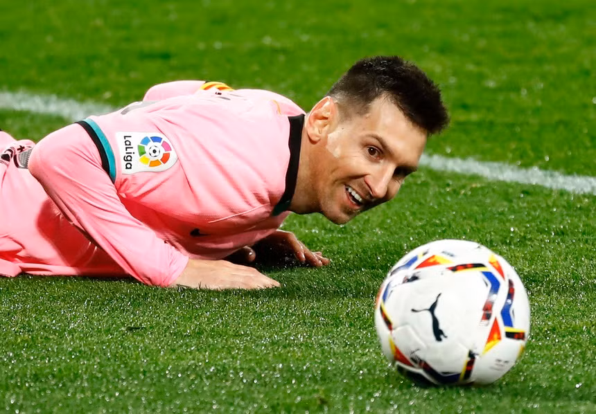 CLB đứng thứ 18 Valladolid không thể ngăn cản Lionel Messi. Siêu sao người Argentina góp dấu giày trong cả 3 bàn thắng của Barca. Sau pha kiến tạo cho Lenglet, Messi mở màn cho tình huống dẫn đến pha ghi bàn của Braithwaite bằng một tình huống chọc khe. Ở hiệp 2, anh tự mình ghi bàn ấn định thắng lợi 3-0 cho Blaugrana.