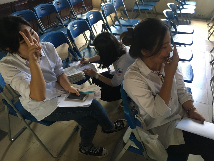 Đang bàn thảo các luận điểm, nhưng vẫn không quên tạo dáng khi có máy ảnh lia tới!