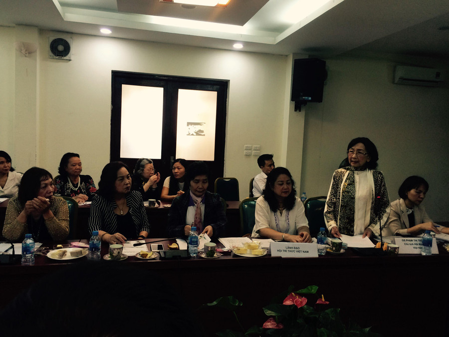 GS.TSKH Phạm Thị Trân Châu phát biểu tại Hội thảo GS.TSKH Phạm Thị Trân Châu phát biểu tại Hội thảo