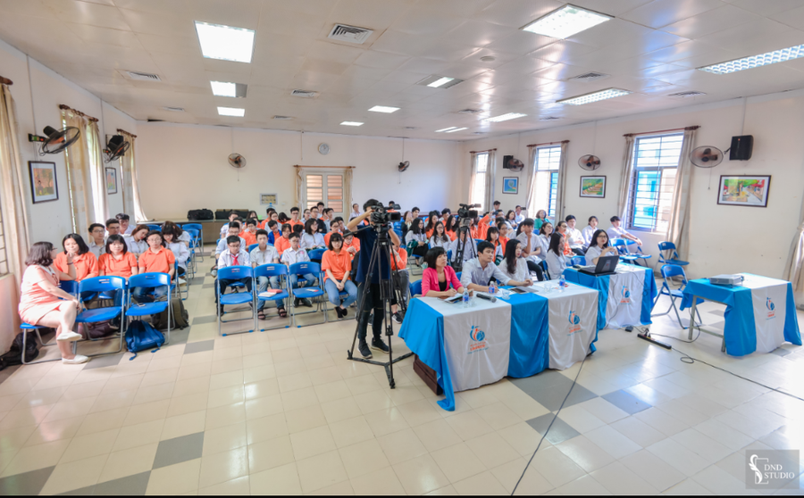 Đông đảo học sinh, thầy cô giáo và cha mẹ học sinh đến cổ vũ các đội thi