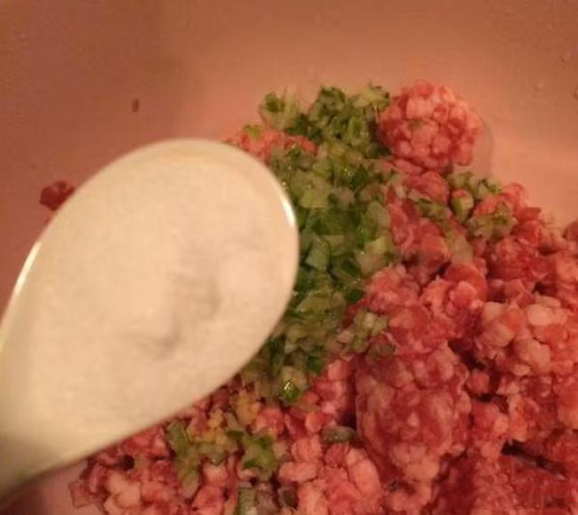 Cách làm món thịt viên chiên vỏ ngoài giòn rụm, bên trong thơm mềm ảnh 4