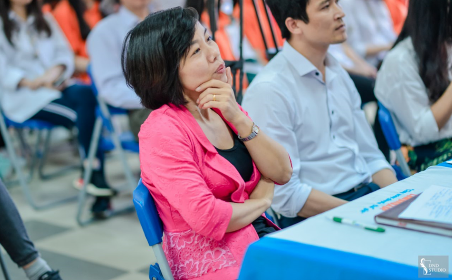 Các thầy cô trong Ban giám khảo rất thú vị khi nghe nội dung tranh biện của các đội thi