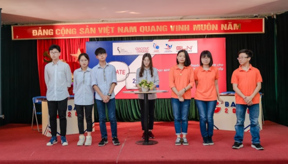 Đội HPH và đội IN TIME lắng nghe nhận xét từ Ban Giám khảo