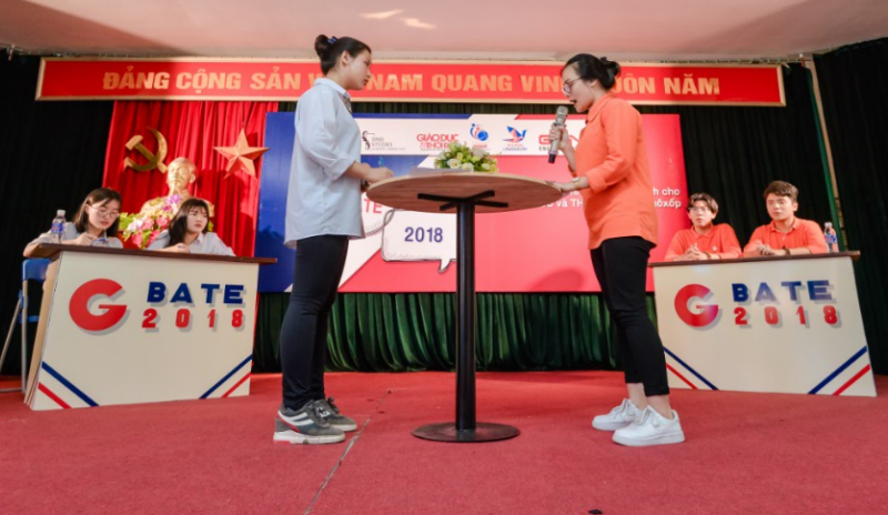 Đội CIAC (trái) và đội Phong Minh Hoa tranh biện xung quanh chủ đề khởi nghiệp