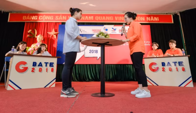 Đội CIAC (trái) và đội Phong Minh Hoa tranh biện xung quanh chủ đề khởi nghiệp