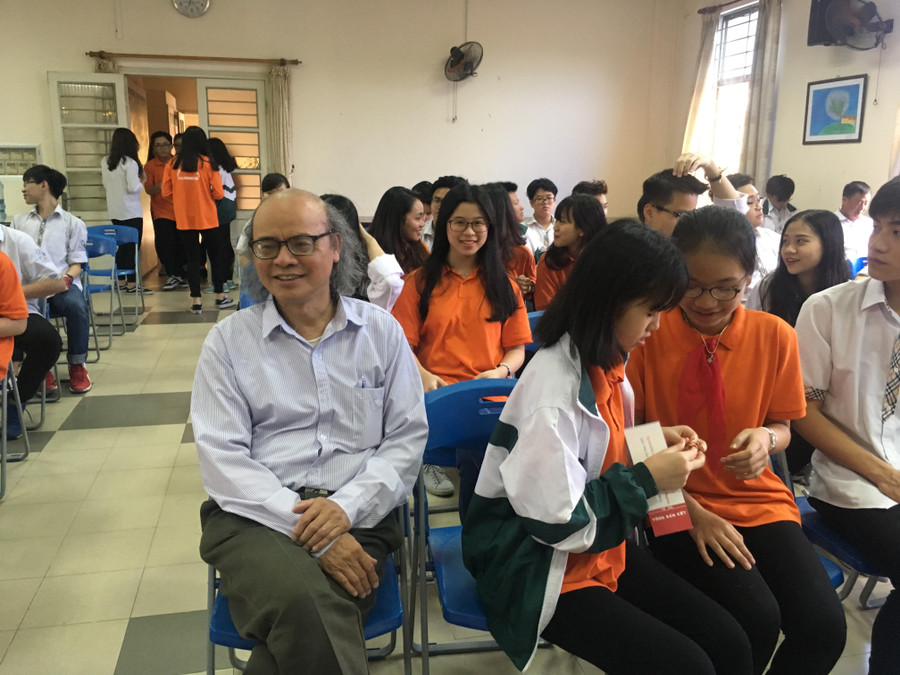 Đại diện Ban Phụ huynh nhà trường đến cổ vũ cho các đội thi