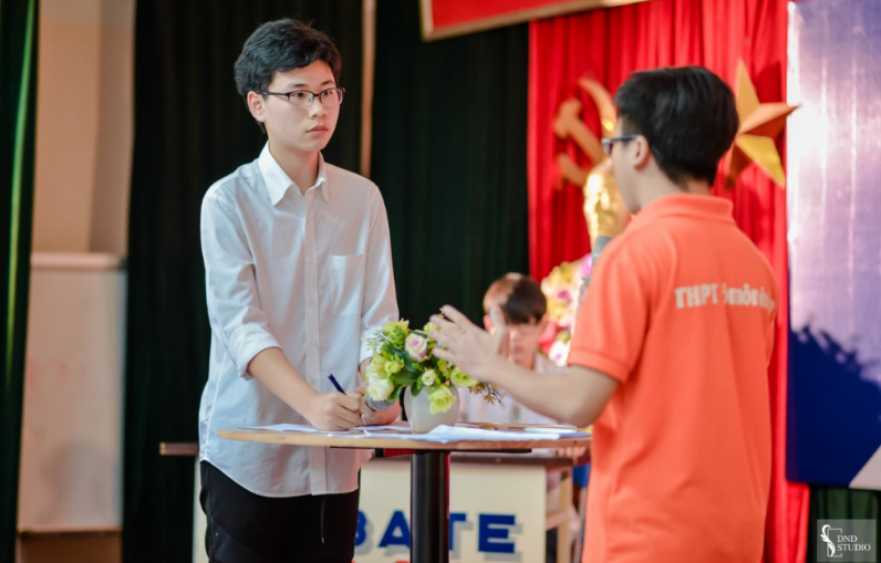 Thành viên đội HPH (trái) và đội IN TIME tranh biện xung quanh chủ đề về tình yêu học trò.