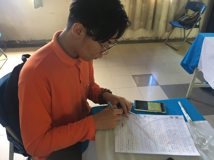 Thành viên đội Phong Minh Hoa ghi chú kín mít cả trang giấy!