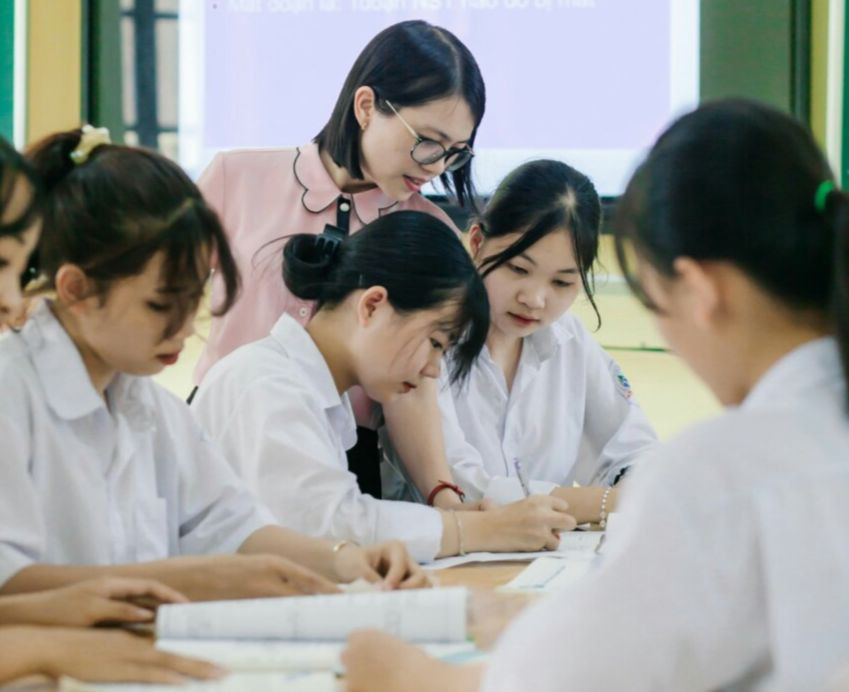 Cô trò Trường THPT Lục Nam (Bắc Giang). Ảnh: NTCC Cô trò Trường THPT Lục Nam (Bắc Giang). Ảnh: NTCC