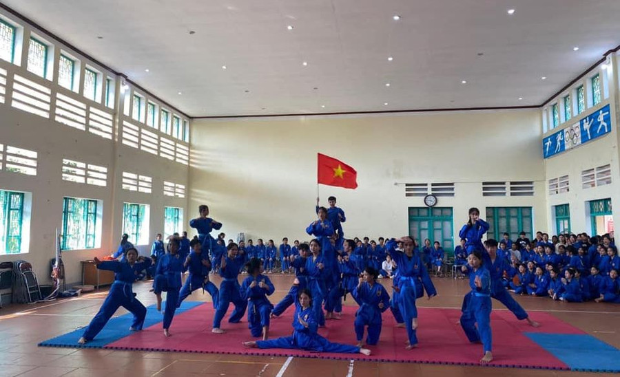 Trường THPT DTNT tỉnh Lạng Sơn luôn ưu tiên bố trí sân chơi cho học sinh để các em có không gian giải trí sau mỗi giờ học. Ảnh NTCC Trường THPT DTNT tỉnh Lạng Sơn luôn ưu tiên bố trí sân chơi cho học sinh để các em có không gian giải trí sau mỗi giờ học. Ảnh NTCC