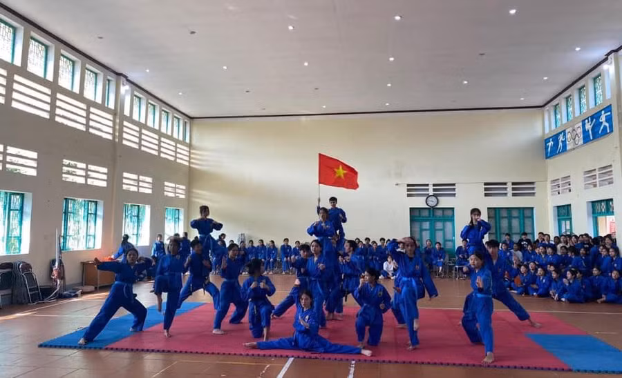 Trường THPT DTNT tỉnh Lạng Sơn luôn ưu tiên bố trí sân chơi cho học sinh để các em có không gian giải trí sau mỗi giờ học. Ảnh NTCC