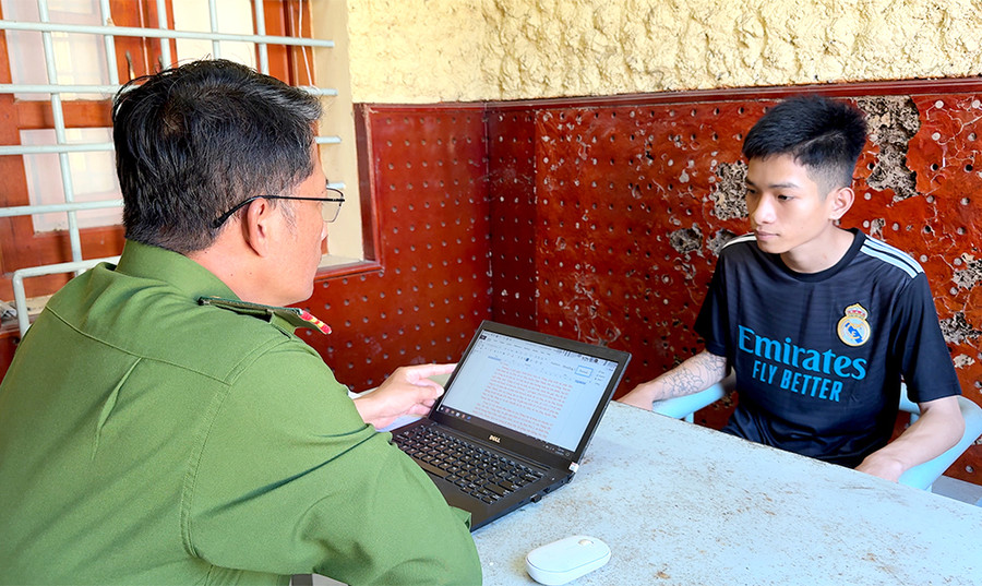 Lực khai nhận tại cơ quan Công an. (Ảnh: Tiến Tầm) Lực khai nhận tại cơ quan Công an. (Ảnh: Tiến Tầm)