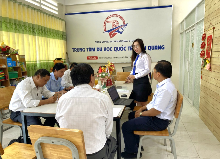 Đoàn kiểm tra hoạt động Trung tâm Du học Quốc Tế Trần Quang.