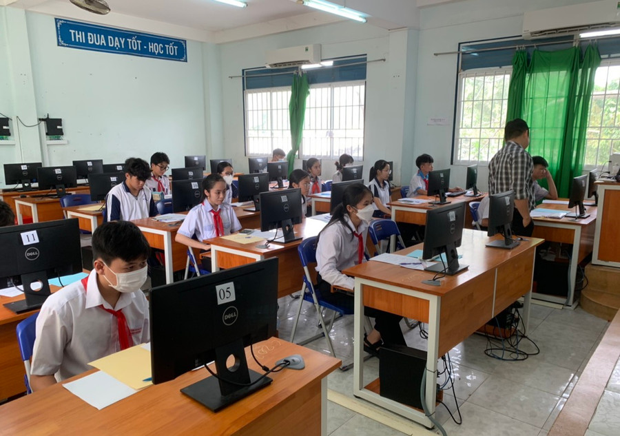 Học sinh THCS tham dự hội thi. Học sinh THCS tham dự hội thi.